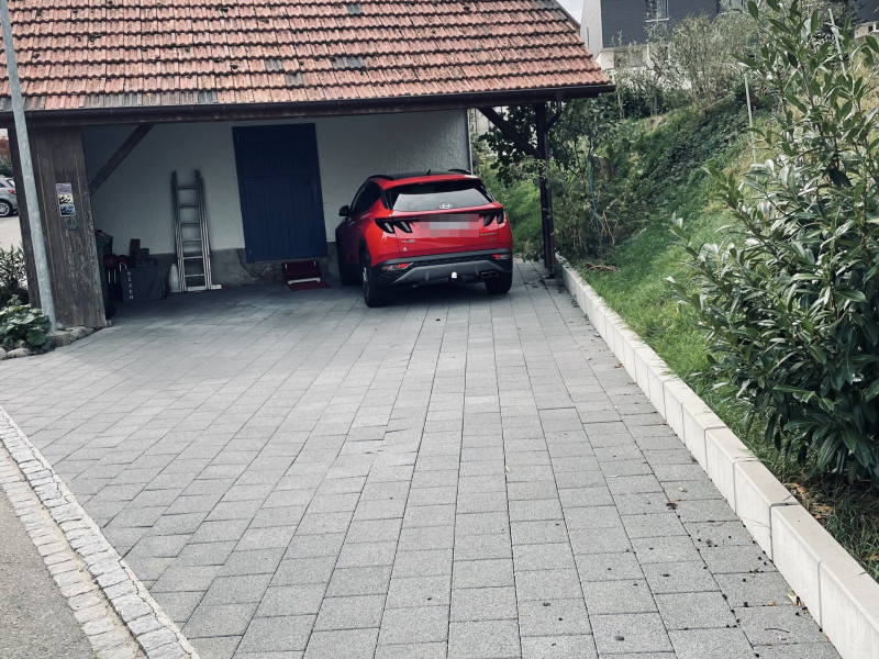 Vier Parkplätze direkt neben dem Studio